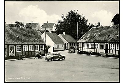Svaneke, Torvet med automobil. Stenders no. 1040K.