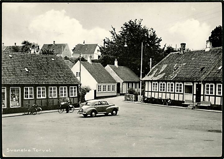 Svaneke, Torvet med automobil. Stenders no. 1040K.