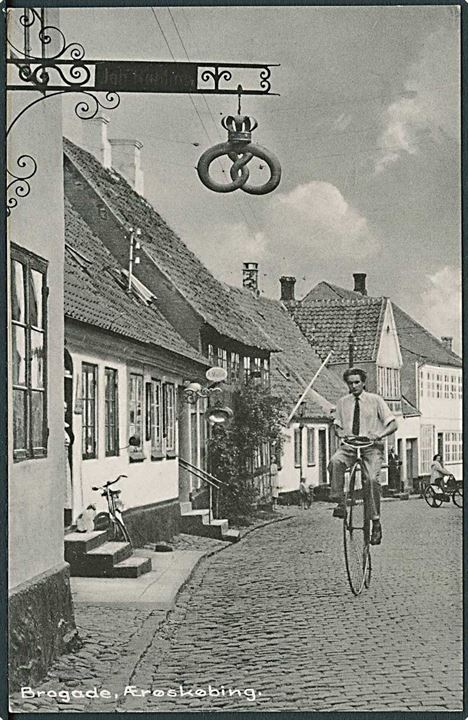 Mand på en væltepeter i Brogade i Ærøskøbing. Stenders no. 94848.
