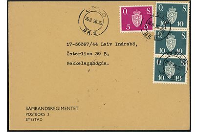 5 øre og 10 øre (3-stribe) O.S. tjenestemærker på fortrykt kuvert fra Sambandsregimentet i Smedstad stemplet Oslo d. 26.8.1956 til Bekkelagshögda.