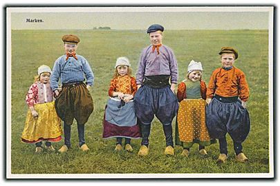 6 børn iført flotte dragter på marken. Photochromie D. & N., serie 401. No. 5340.