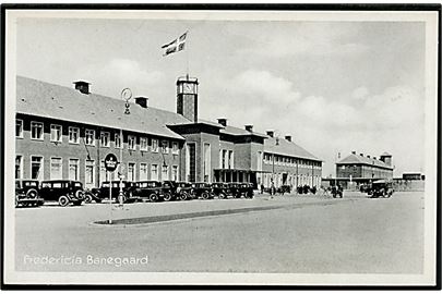 Fredericia banegård med automobiler. Stenders / I.A.F. Dansk Arbejde no. 97.