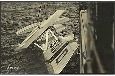 Forulykket tysk vandflyver bjerges under 1. verdenskrig. Leonar no. 17.