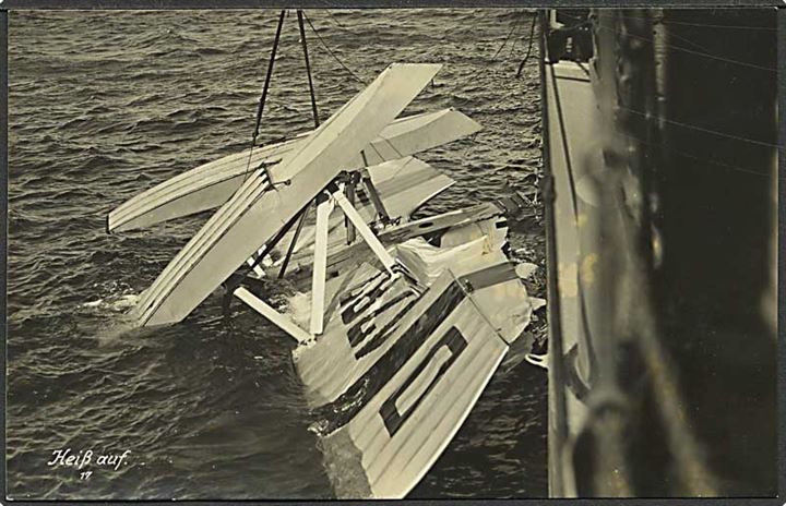 Forulykket tysk vandflyver bjerges under 1. verdenskrig. Leonar no. 17.