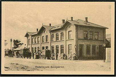 Frederikssund jernbanestation med dagvogne. Stenders no. 20804.