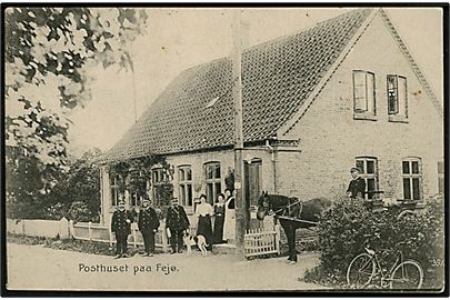 Fejø posthus med personale. U/no. Frankeret med 5 øre Bølgelinie annulleret brotype Ia Fejø d. 8.9.1912 til Kjøbenhavn.
