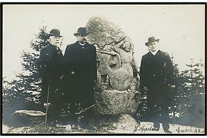 Skibelund Krat - Magnusstenen med digter Thor Lange omgivet af danskhedens forkæmpere Professor Nyrop og J. Appel. Fotokort U/no.