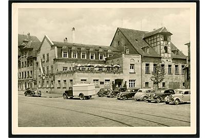 Tyskland, Fürth, Gasthof Schwarzes Kreuz med automobiler.