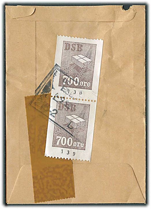 DSB 700 øre Fragtmærke i parstykke på bagsiden af lille kuvert fra 1975 til Langeskov. 