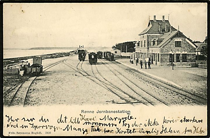 Rønne jernbanestation med holdende damptog. F. Sørensen no. 2450.
