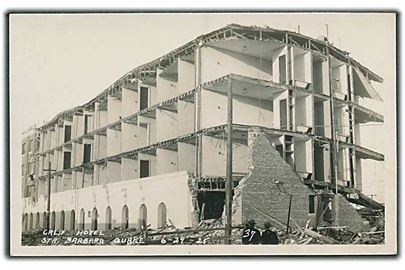 Hotel Calif efter jordskælvet 29.06.1925 i Santa Barbara, Californien. Fotokort u/no.