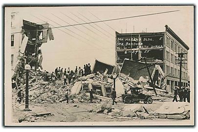 San Marcos Bldg. efter jordskælvet 29.06.1925 i Santa Barbara, Californien. Fotokort u/no.