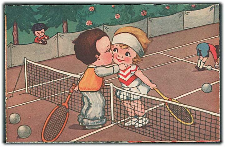 3 stk. postkort med en forskellige piger og drenge der spiller Tennis. Amag no. 0300/1, 0300/2 og 0300/3.