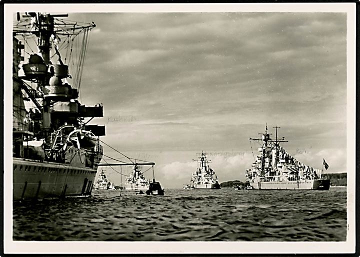 Tysk flådeparade ved Kiel i 1930'erne. Svagt påskrevet skibenavnene: Karlsruhe, Köln, Königsberg, Lützow og Admiral Scheer.