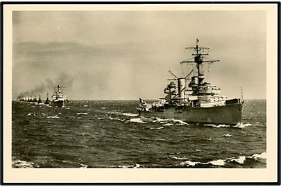 Tysk flådeparade med lette krydser Königsberg i forgrunden. 