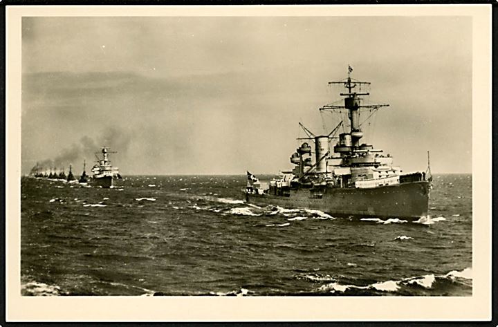 Tysk flådeparade med lette krydser Königsberg i forgrunden. 