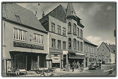 Gadeparti ved Torvet i Tønder. Butik: Jefsens Boghandel. Stenders, Tønder no. 97 K. 
