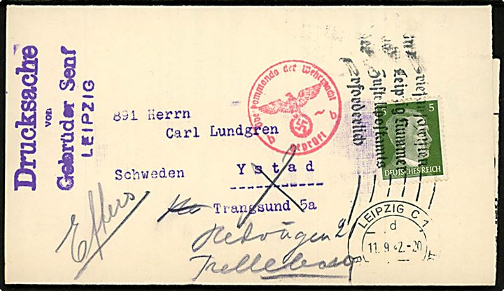 5 pfg. Hitler udg. single på korsbånd sendt som tryksag fra Leipzig d. 11.9.1942 til Ystad, Sverige - eftersendt til Trelleborg. Passérstemplet ved censuren i Berlin. 