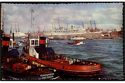 Slæbebådene Kinderdijk og Kralingen i Rotterdam med passagerskibet Nieuw-Amsterdam i baggrunden. 