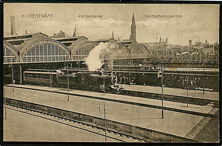 Købh., Centralbanegaarden med lokomotiv og flere togsæt. S. Philipson no. 60. 