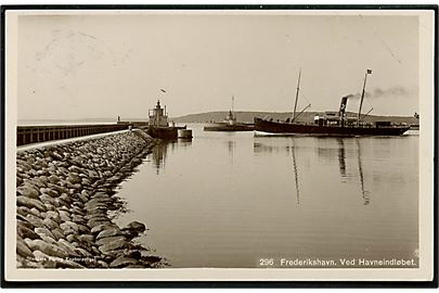 Frederikshavn. Ved havneindløbet med skib for udadgående. Stenders Fotokort no. 296.