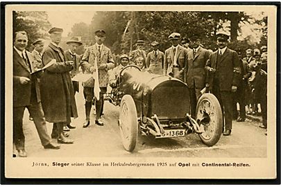 Automobilvæddeløb. Jörns. Steiger, vinder af sin klasse i Herkulesberg løbet 1925, med sin Opel som kører på Continental dæk.
