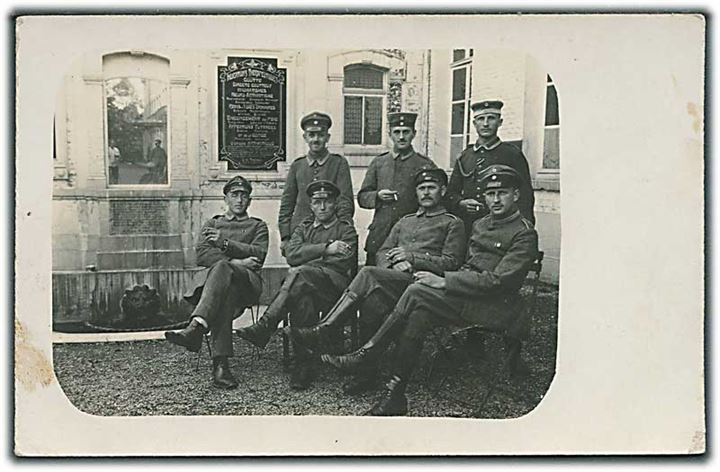 Soldatergruppe på Grand Hotel Thermal, St. Amand i Frankrig på Vestfronten i oktober 1917. Fotokort no. 4587.