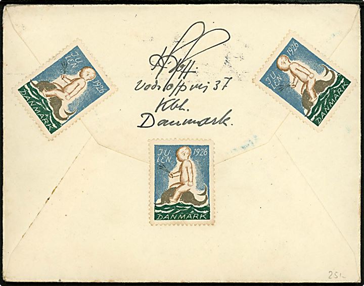 10 øre Bølgelinie i vandret 3-stribe på brev fra København d. 10.12.1926 til Prag, Tjekkoslovakiet. På bagsiden Julemærke 1926 (3).