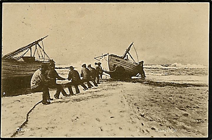 William Henriksen: Raageleje, storm med kystfiskere som trækker båd op på stranden. U/no.