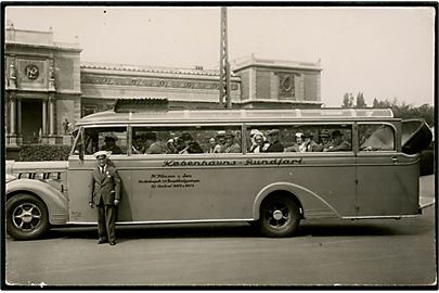 Turistbus fra Københavns Rundfart v. H. Hansen & Søn foran Statens Museum for Kunst, Sølvgade 48-50. U/no.