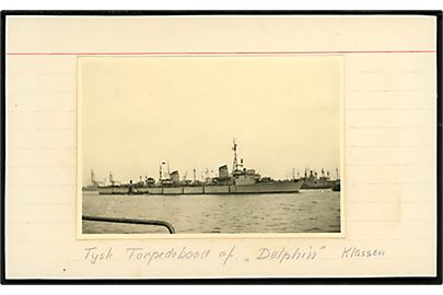 Tysk destroyer af Delphin-klassen i København 1945. Fotografi 5½x8½ cm. på kartotekskort.