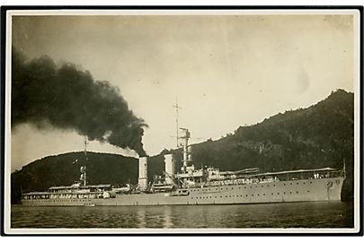 Tysk orlogsskib på udlandstogt - antagelig fra 1920'erne. Fotokort uden adresselinier. 