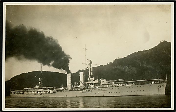 Tysk orlogsskib på udlandstogt - antagelig fra 1920'erne. Fotokort uden adresselinier. 