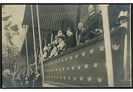 OL i Stockholm 1912. Den svenske kongefamilie ved legenes åbning. Officielt postkort no. 67.