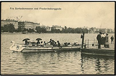 Købh., Sortedamssøen ved Frederiksborggade med turbåd med reklame for Otto Mönsteds Svane Margarine. E.H. Lorenzen & Co. no. 1.