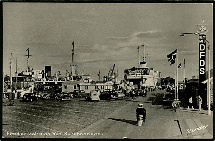 Frederikshavn færgehavn med rutebådene. Stenders no. 162K.