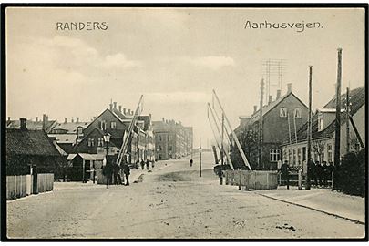 Randers, Aarhusvejen med jernbaneoverskæring. E. Nielsen no. 10349.