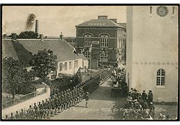 Ringkøbing, kongebesøg 1908 med kirke og militærparade. L. Lind u/no.