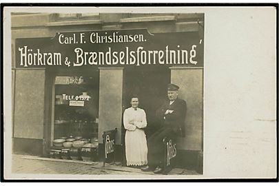 Købh. Carl F. Christiansens Hörkram & Brændselsforretningi Øster Farimagsgade 26. Fotokort u/no. 