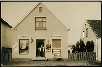 Tobaks kiosk, samt barber og frisør salon ved T. C. Svendsen. Fotokort fra ukendt dansk provinsby. U/no.