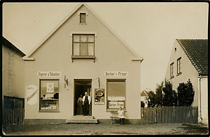 Tobaks kiosk, samt barber og frisør salon ved T. C. Svendsen. Fotokort fra ukendt dansk provinsby. U/no.