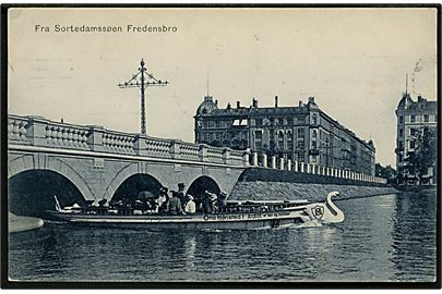 Købh., Fra Sortedamssøen ved Fredensbro. Turbåd med reklame for Otto Mønsteds Svane Margarine. E.H. Lorenzen & Co u/no. 