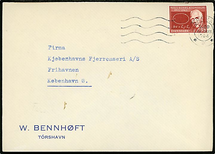 35 øre Niels Bohr på fortrykt firmakuvert fra W. Bennhøft annulleret med neutralt maskinstempel Tórshavn d. 19.6.1964 til København.