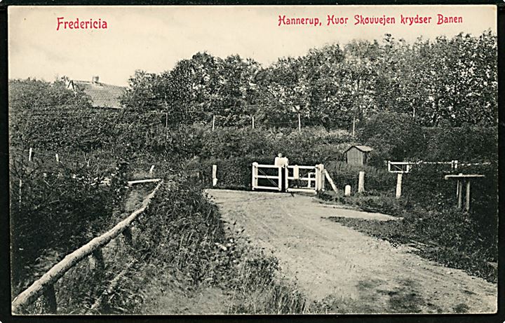 Fredericia, Hannerup, hvor skovvejen krydser jernbanen. Warburgs Kunstforlag no. 4133.