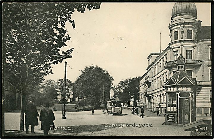 Aarhus. Banegaardsgade med sporvogn og aviskiosk. H.H.O. no. 4935.