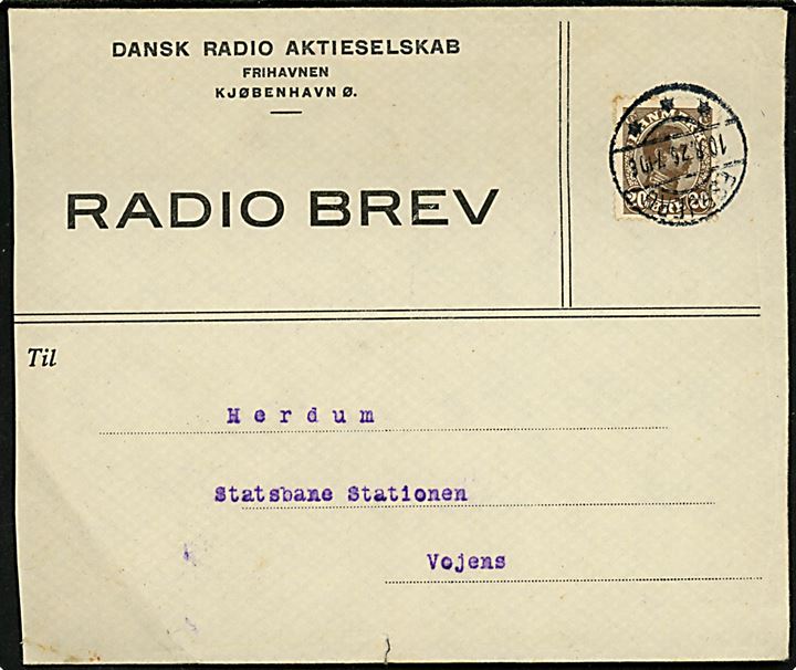 20 øre Chr. X på fortrykt Dansk Radio Aktieselskab Radiobrev kuvert stemplet Esbjerg d. 10.8.1926 til Statsbane stationen i Vojens. Indeholder Radiobrev formular - Form. Nr. 9a D.R.A. 3765 25 - med meddelelse fra S/S J. C. la Cour modtaget ombord på S/S A. P. Bernstorff. 