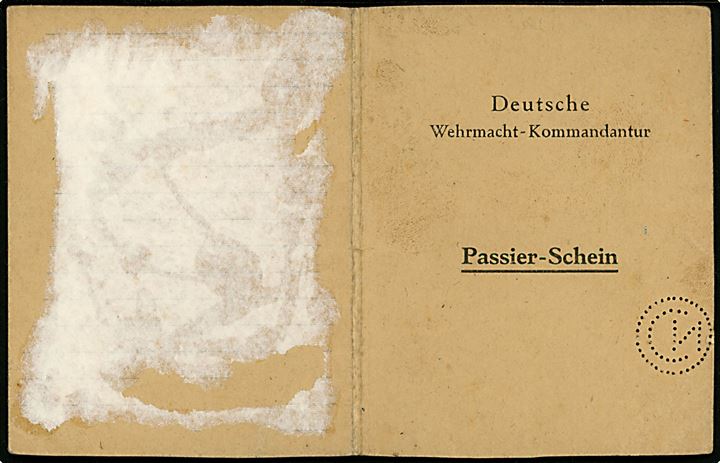 Passier-Schein / Deutsche Wehrmacht-Kommandanture. Passertilladelse for chauffør fra KKKK Kul A/S udstedt i København d. 4.9.1943. Uden fotografi.