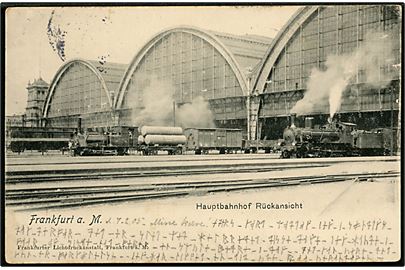 Frankfurt am Main. Jernbanestationen med flere lokomotiver.