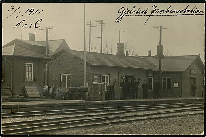 Gjelsted (Gelsted). Midlertidig stationsbygning med personale. Brugt 1905-11, indtil den endelige stationsbygning var bygget. Fotokort u/no. 