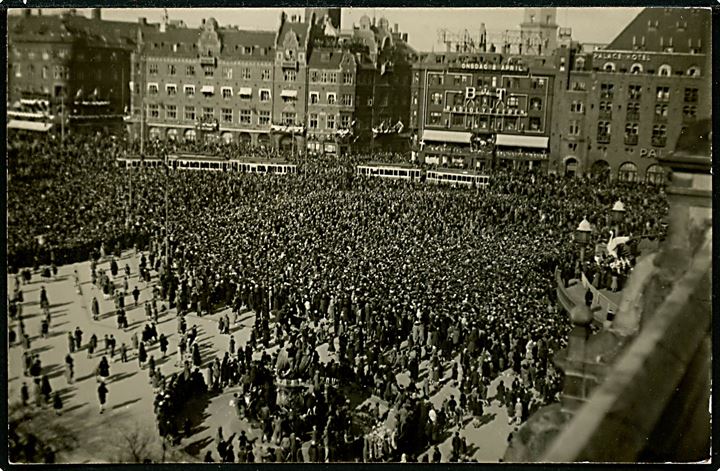 Købh., Raadhuspladsen ved 125-Aarsfest for H. C. Andersen d. 2.4.1930. Fotokort u/no.